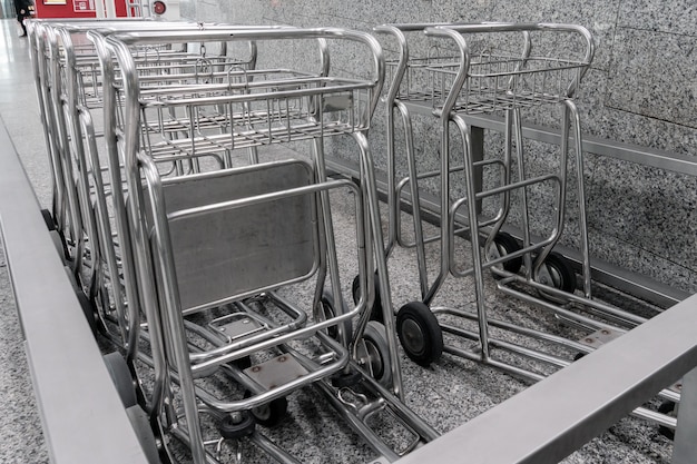 Panier de bagages vide à l'aéroport