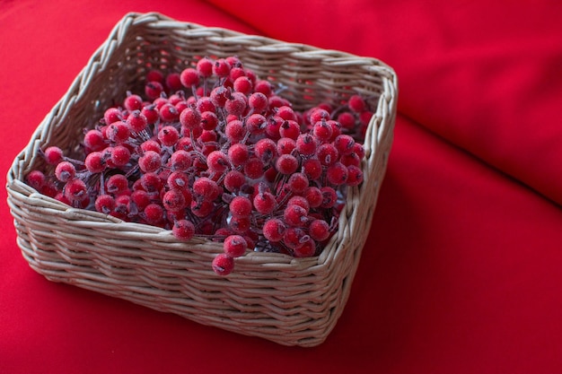 Panier avec des baies rouges décoratives