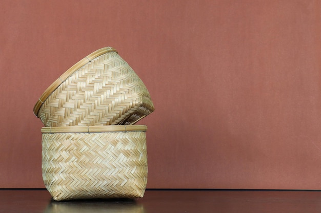 Panier en bambouxAlaid sur fond marron avec espace de copie pour le design