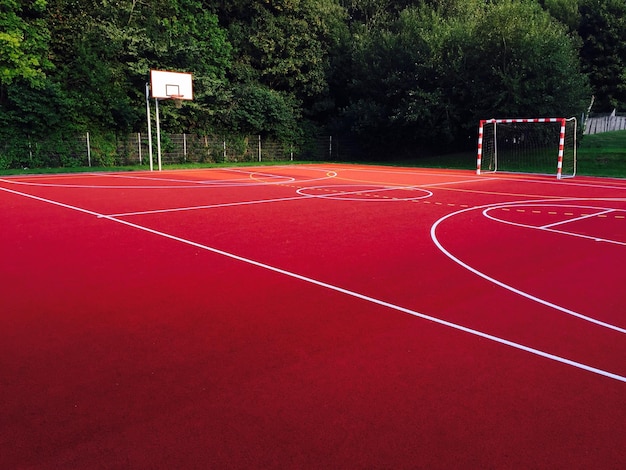 Photo un panier de basket-ball dans une aire de jeux