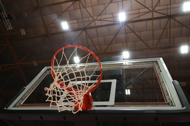 Panier de basket dans la salle de gym. Mise au point sélective au centre de la photo