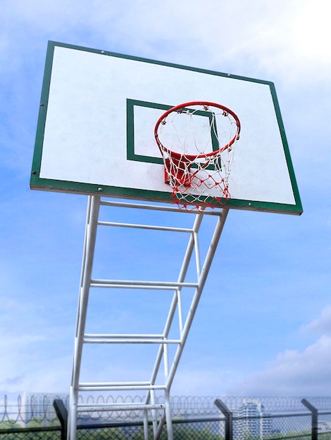 Panier de basket dans la ville et le ciel bleu