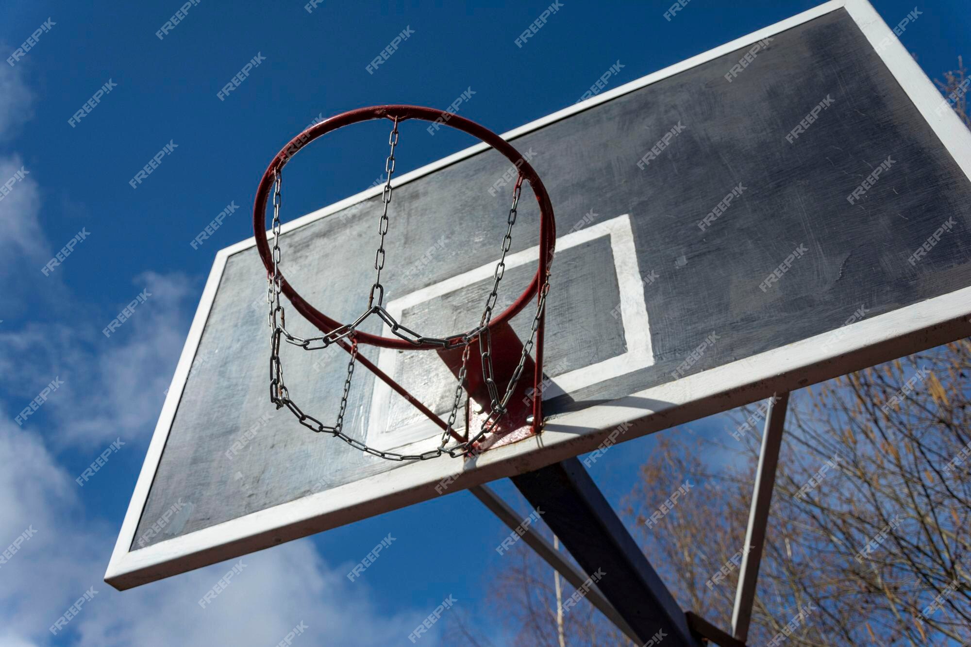 Panier De Basket Extérieur Et Bouclier De Basket En Bois Contre Le Ciel  Bleu Sur La Cour De L'école