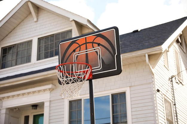 Un panier de basket avec un filet de basket dessus