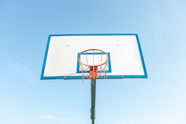 Panier de basket sur un fond de ciel bleu