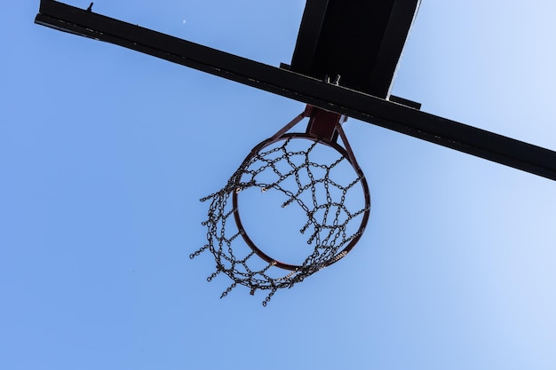 Panier de basket sur fond de ciel bleu