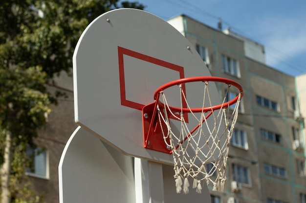 Panier de basket pour jouer au basket dans la rue avec des bâtiments en arrière-plan