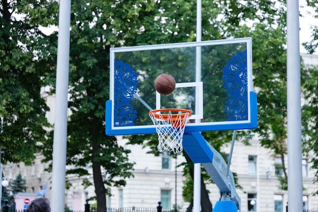 Panier de basket de rue. Concept sport, basket de rue.