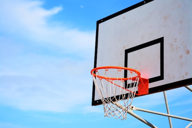 Panier de basket sous un ciel clair