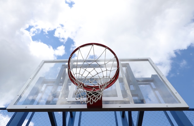 Panier de basket sur un terrain de basket de rue