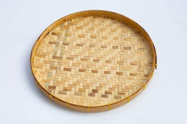 Panier de battage en bambou en bois sur fond blanc.