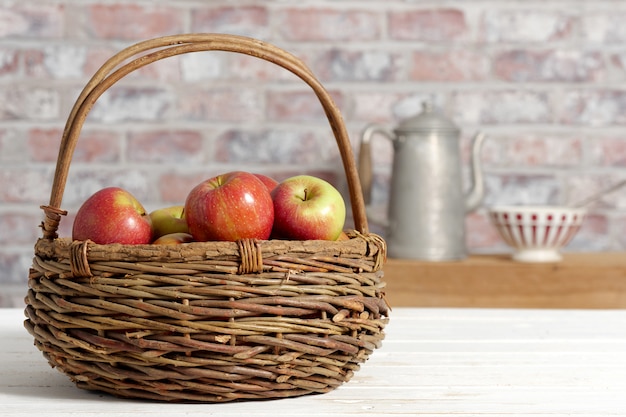 Panier avec de belles pommes