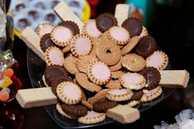 Panier de biscuits assortis avec des biscuits sucrés et délicieux