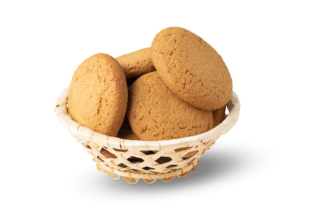 Panier avec des biscuits à l'avoine isolé sur fond blanc