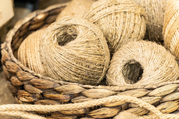 Un panier avec des bobines de cordes de lin brut