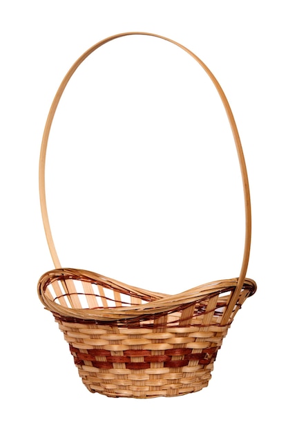 Panier en bois caronculé isolé sur fond blanc