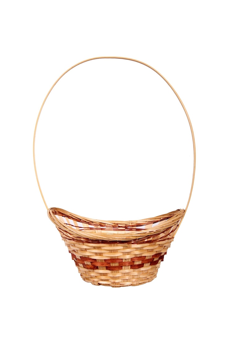 Photo panier en bois caronculé isolé sur fond blanc