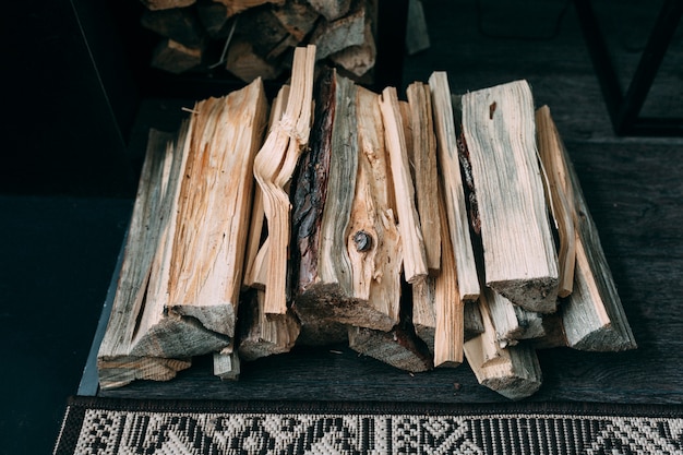 Panier en bois de chauffage sur fond en bois