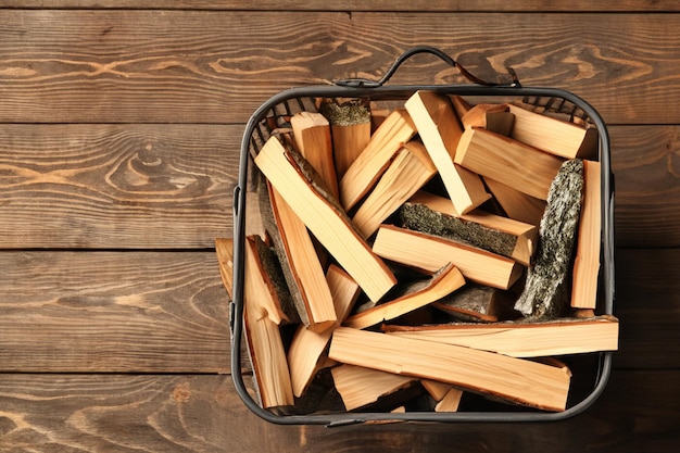 Panier en bois de chauffage sur fond en bois