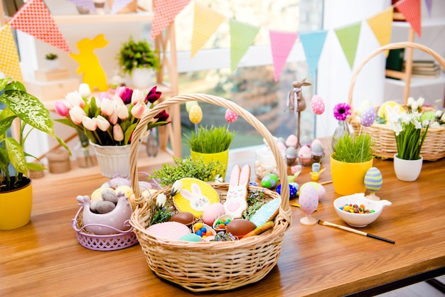 Panier en bois avec décorations de Pâques