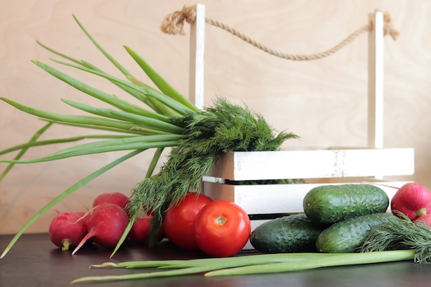 Panier en bois avec des légumes frais