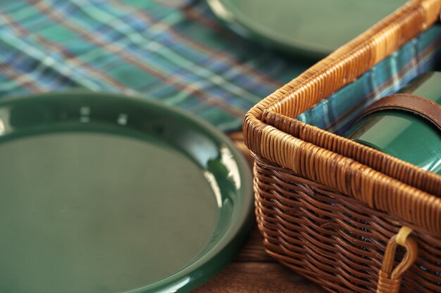 Panier en bois pour pique-nique avec assiettes, tasses et couverts