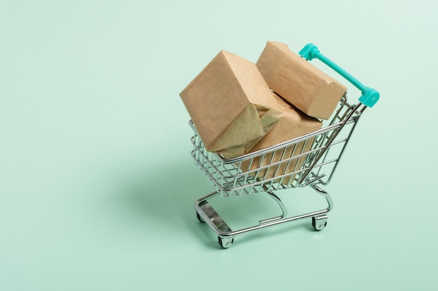 Panier avec boîtes d'emballage sur fond vert