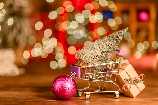 Panier avec des cadeaux de Noël et des cadeaux