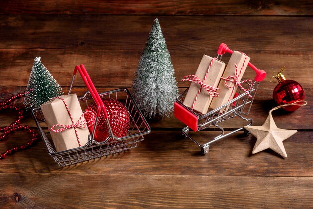 Panier avec des cadeaux de Noël