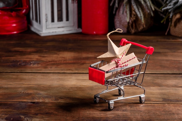 Panier avec des cadeaux de Noël