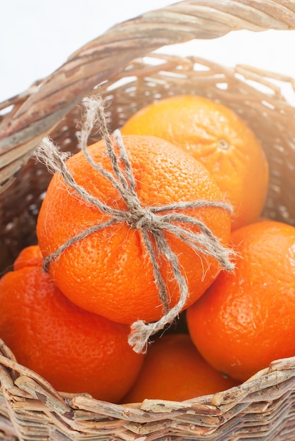 Panier caronculé avec des oranges sur la neige