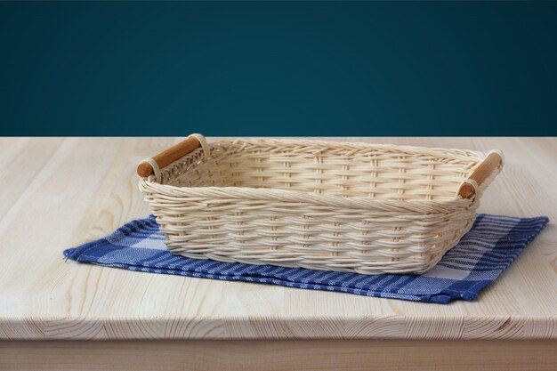 Panier carré vide sur une table en bois.