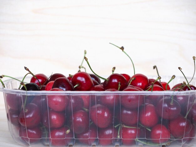 Panier de cerises rouges