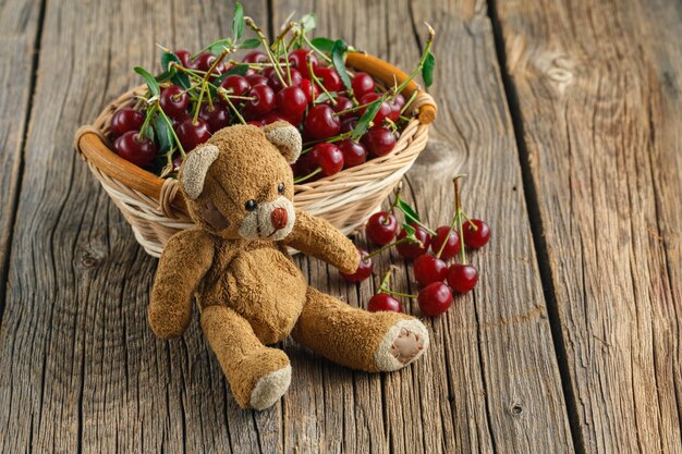 Panier de cerises sur table