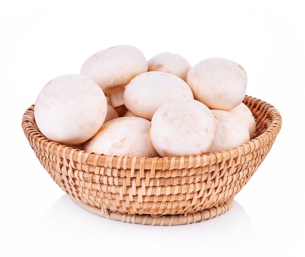 Photo panier de champignons agaricus bisporus sur fond blanc