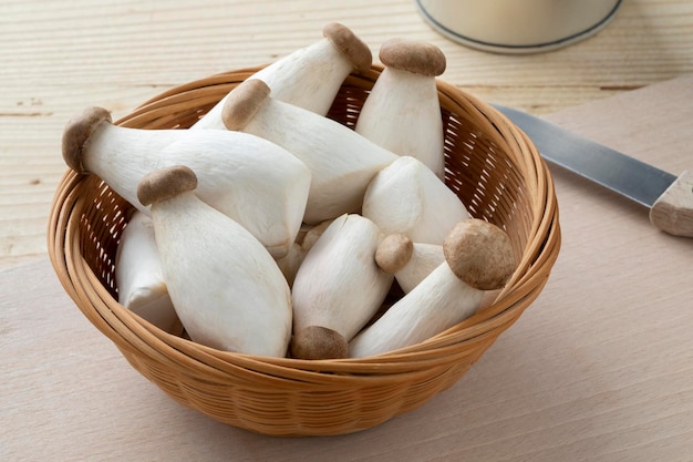 Un panier avec des champignons de mini-huître royale frais et crus de près