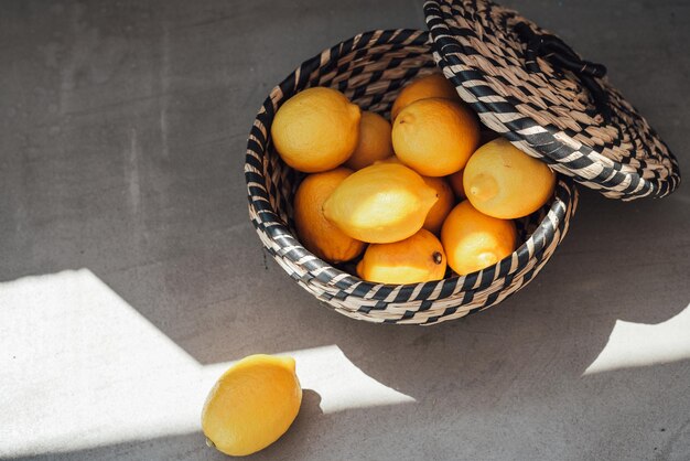 Panier avec des citrons mûrs comme décor