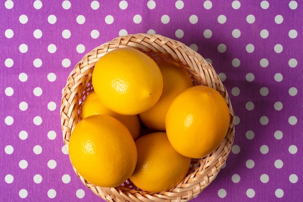 Panier de citrons sur nappe violette en pointillé