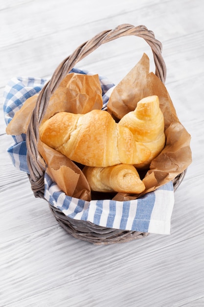 Panier de croissants frais