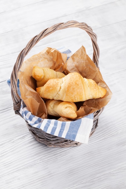 Panier de croissants frais