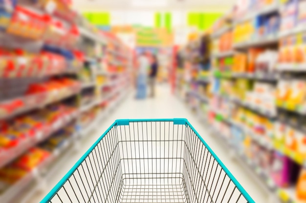 Un panier dans une épicerie avec un bord bleu.