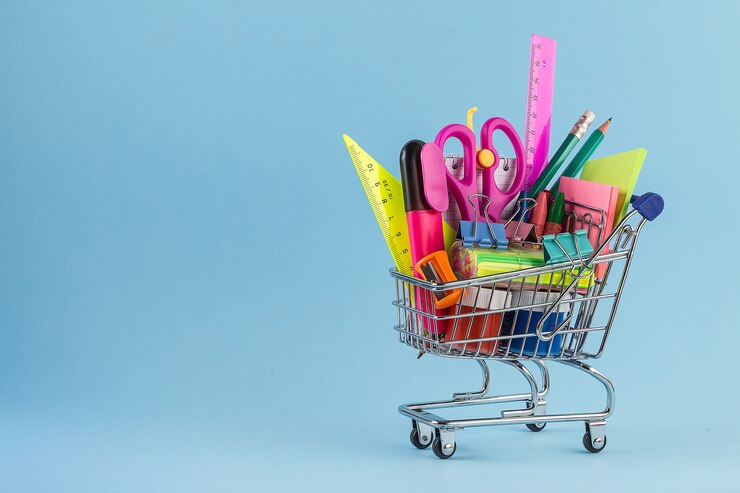 Panier avec différentes fournitures scolaires