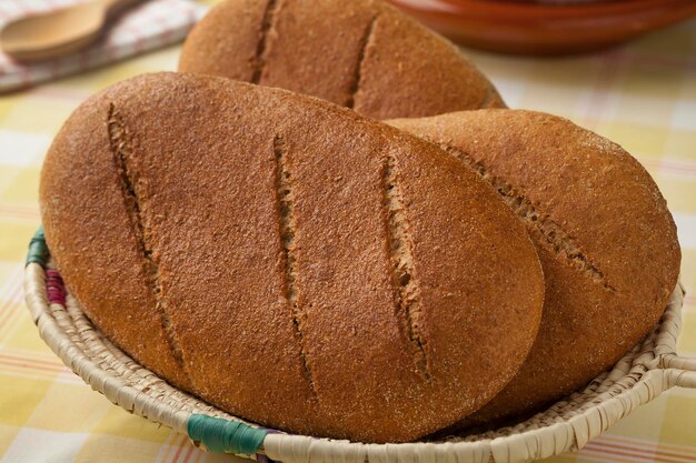 Panier avec du pain marocain frais