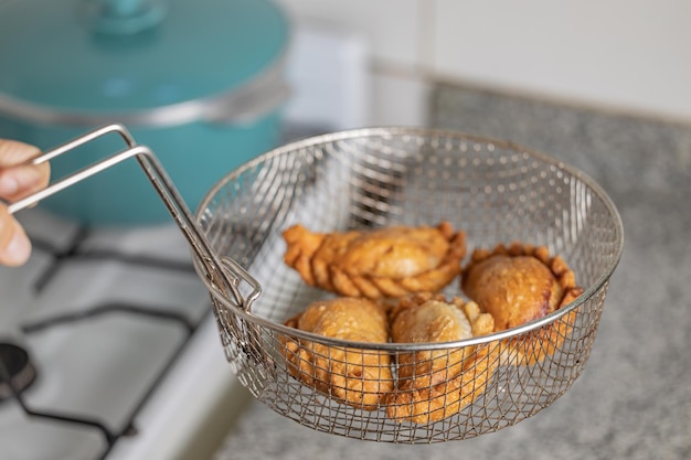 Panier avec des empanadas argentines frites fraîchement sorties de l'huile