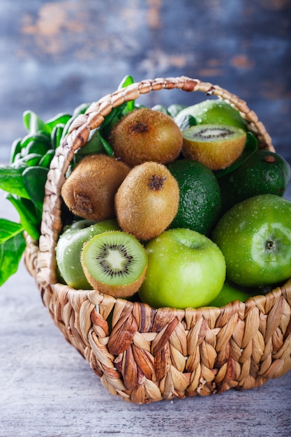 Panier d&#39;été de fruits et légumes verts.