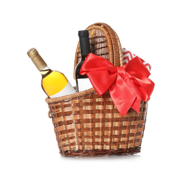 Photo panier de fête avec bouteilles de vin et cadeau sur fond blanc