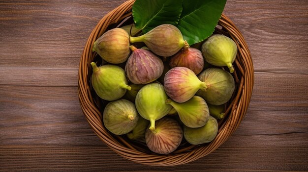 Un panier de figues est posé sur une table en bois.