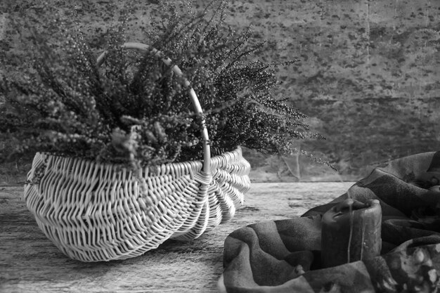 Panier Avec Fleurs Lilas Bruyère Et Bougies Atmosphériques Photographie Noir Et Blanc