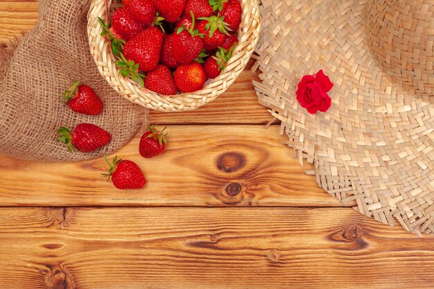 Panier de fraises et chapeau