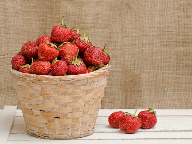 Panier de fraises mûres